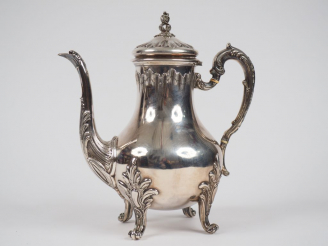 Vente aux enchères Théière de style Louis XV en argent, poinçon Minerve, modèle feuillagé