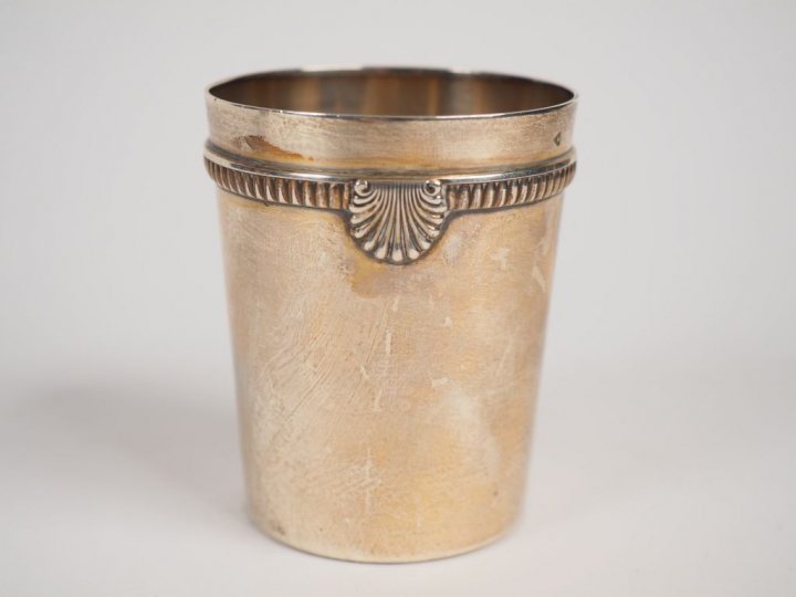 Timbale en argent, poinçon Minerve, modèle à coquilles. H. 7,5 cm Poid
