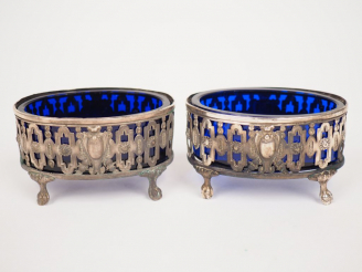 Vente aux enchères 	Paire de salerons de style Louis XVI en argent, à décor d’arcatures e