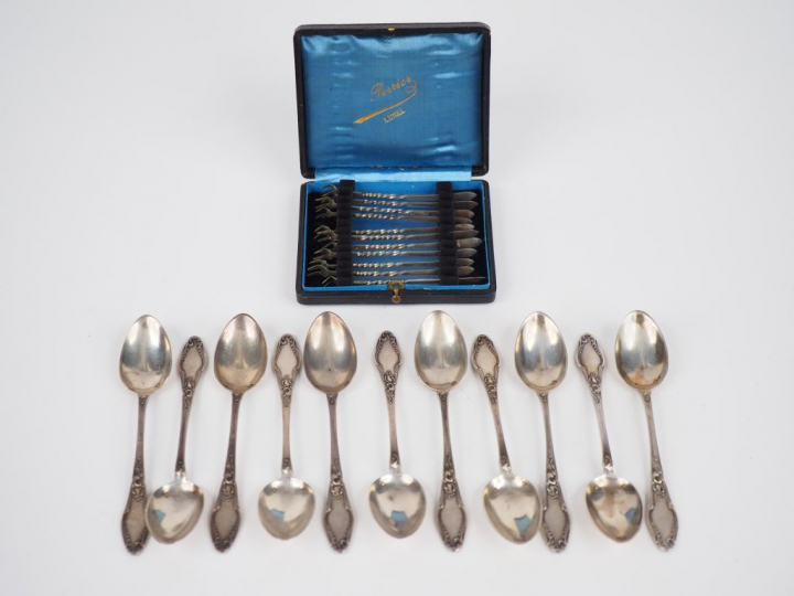 	Ensemble comprenant :  - onze cuillères à café de style rocaille en a