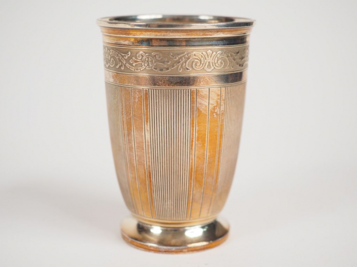 Timbale sur piédouche en argent, poinçon Minerve, à décor de frise de 