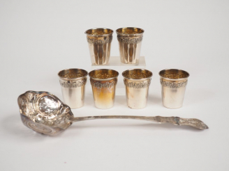 Vente aux enchères 	Ensemble comprenant :  - une cuillère à saupoudrer en argent, poinçon