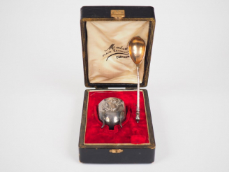 Vente aux enchères Coquetier et une cuillère en argent, poinçon Minerve, à décor de carto