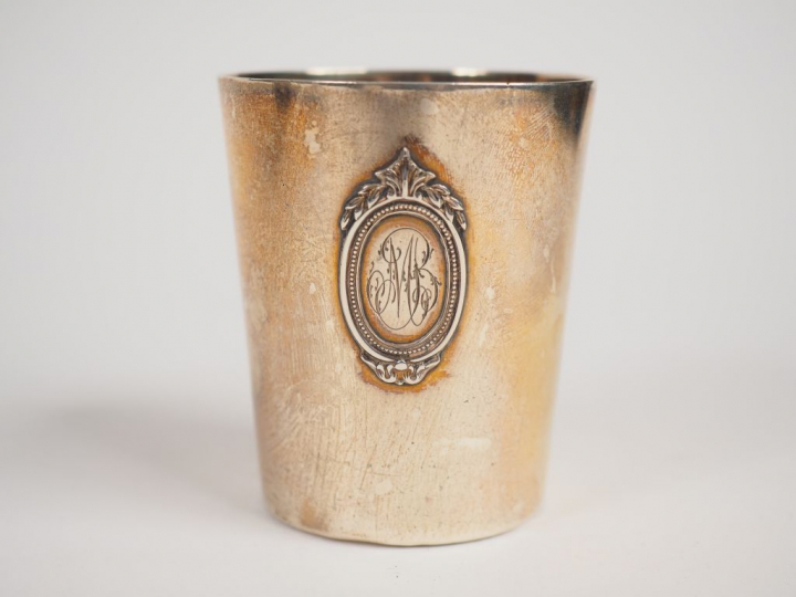 Timbale en argent, poinçon Minerve, à décor de monogramme dans un cart
