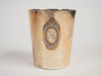 Vente aux enchères Timbale en argent, poinçon Minerve, à décor de monogramme dans un cart