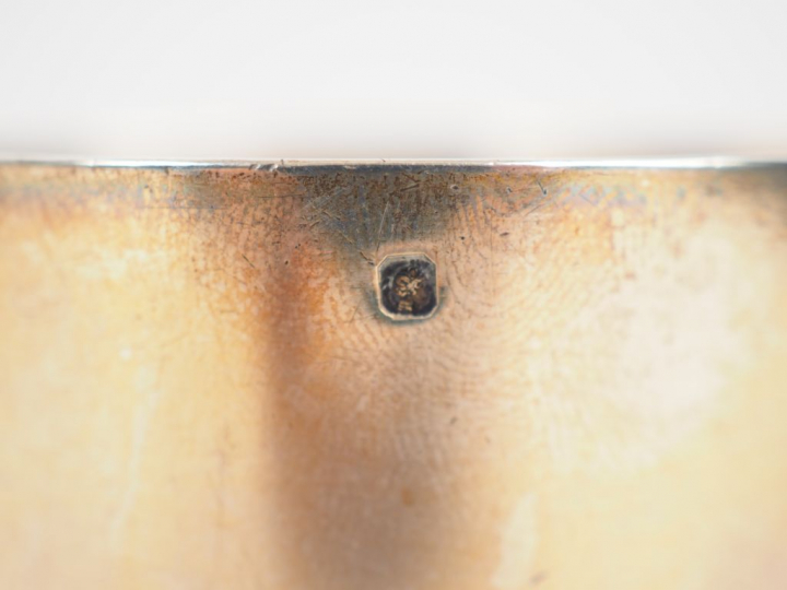 Timbale en argent, poinçon Minerve, à décor de monogramme dans un cart
