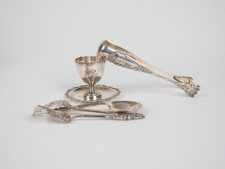 Vente aux enchères Ensemble comprenant : - une pince à sucre en argent, poinçon Minerve, 