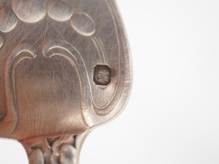 Ensemble comprenant : - une pince à sucre en argent, poinçon Minerve, 