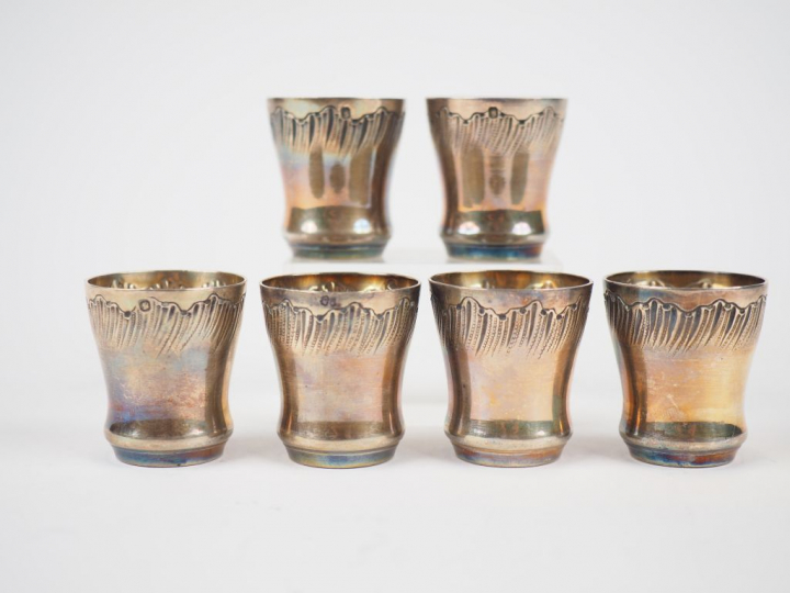 Suite de six verres à liqueur de style Louis XV en argent, poinçon Min