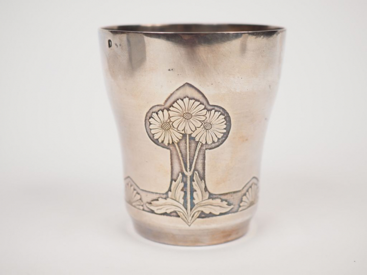 Timbale de style Art Nouveau en argent, poinçon Minerve, à décor de ma