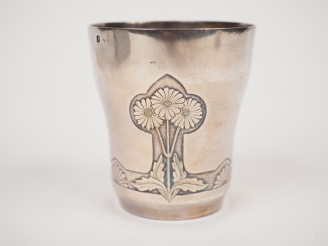 Vente aux enchères Timbale de style Art Nouveau en argent, poinçon Minerve, à décor de ma