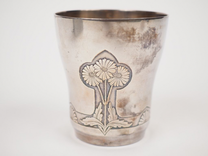 Timbale de style Art Nouveau en argent, poinçon Minerve, à décor de ma