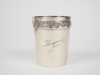 Vente aux enchères Timbale en argent, poinçon Minerve, à décor de rinceaux et de coquille