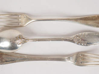 Vente aux enchères Ensemble comprenant deux fourchettes et une cuillère en argent, poinço