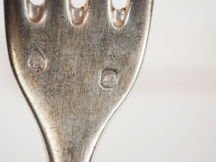 Ensemble comprenant deux fourchettes et une cuillère en argent, poinço