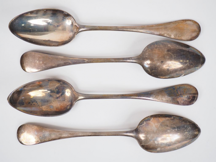 Quatre cuillères en argent, poinçon Minerve, modèle uniplat. Poids. 28