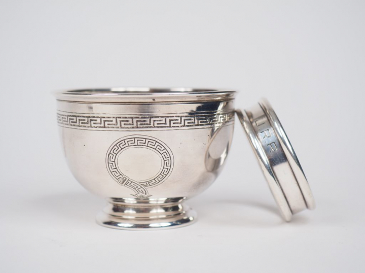 Ensemble comprenant :  - une tasse sur piédouche en argent, poinçon Mi