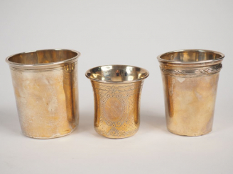 Vente aux enchères Trois différentes timbales en argent, poinçon Minerve.  H. 6 cm et 7,5