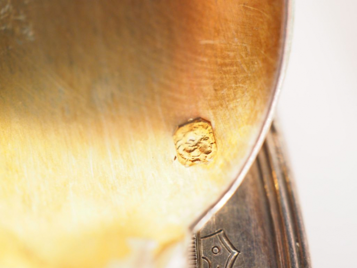 Ensemble comprenant : - une suite de cinq cuillères à dessert en argen