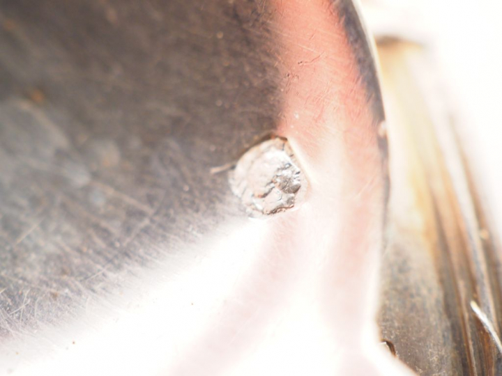 Ensemble comprenant : - une suite de cinq cuillères à dessert en argen