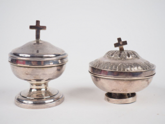 Vente aux enchères Deux petits pots à Saint Chrême en argent. H. 5,5 cm et 6,5 cm  Poids.