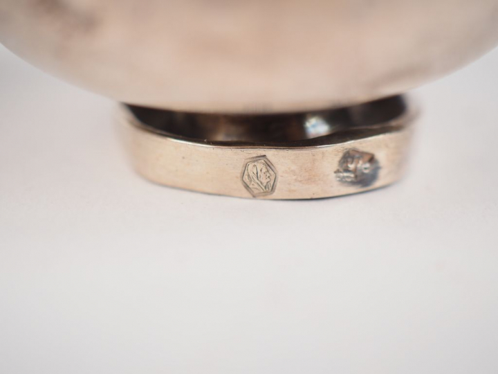 Deux petits pots à Saint Chrême en argent. H. 5,5 cm et 6,5 cm  Poids.