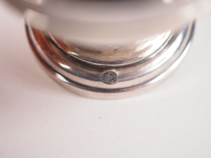 Deux petits pots à Saint Chrême en argent. H. 5,5 cm et 6,5 cm  Poids.