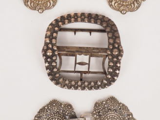 Vente aux enchères Trois différentes boucles de ceinture en argent.  Poids. 120 g