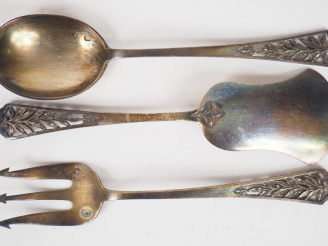 Vente aux enchères Trois pièces de service à hors d'œuvres en argent, poinçon Minerve. Po