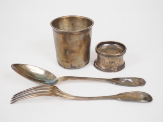 Vente aux enchères Ensemble comprenant :  - un couvert en argent, poinçon Minerve, modèle