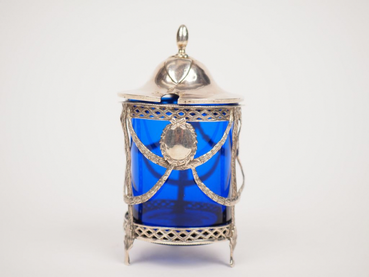 	Moutardier de style Louis XVI en argent, poinçon tête de sanglier, à 