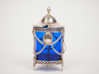 Vente aux enchères 	Moutardier de style Louis XVI en argent, poinçon tête de sanglier, à 