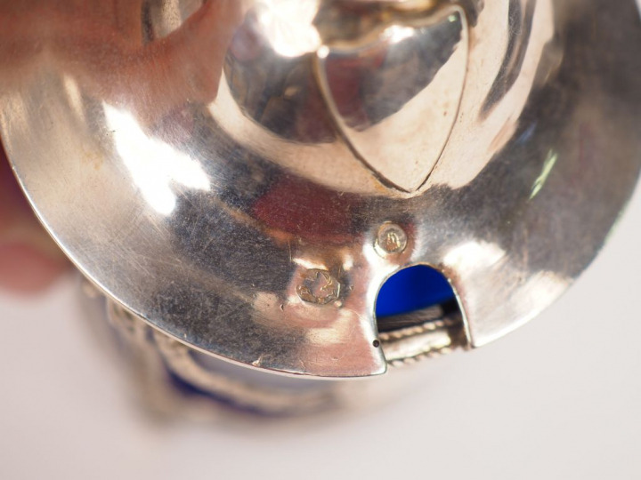 	Moutardier de style Louis XVI en argent, poinçon tête de sanglier, à 