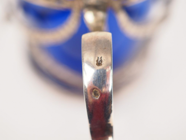 	Moutardier de style Louis XVI en argent, poinçon tête de sanglier, à 