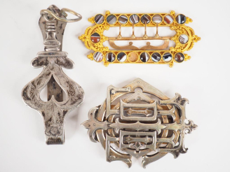 Vente aux enchères Ensemble comprenant :  - une boucle de ceinture en métal doré et agate