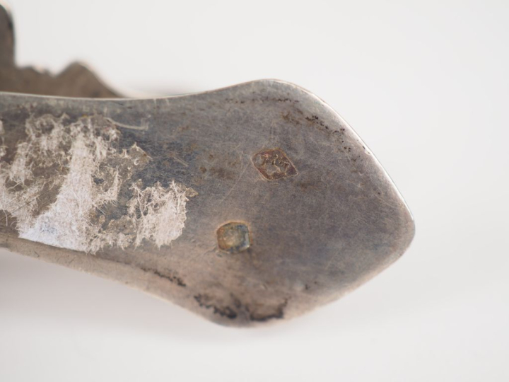 Ensemble comprenant :  - une boucle de ceinture en métal doré et agate