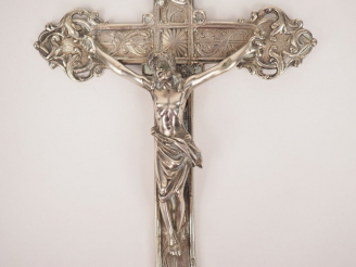 Vente aux enchères Crucifix en argent étranger. 20 x 12 cm Poids. 133 g