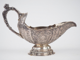 Vente aux enchères Saucière en argent étranger, à décor de masques et de rinceaux feuilla