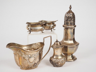 Vente aux enchères Ensemble en argent anglais comprenant :  - une paire de salerons et un