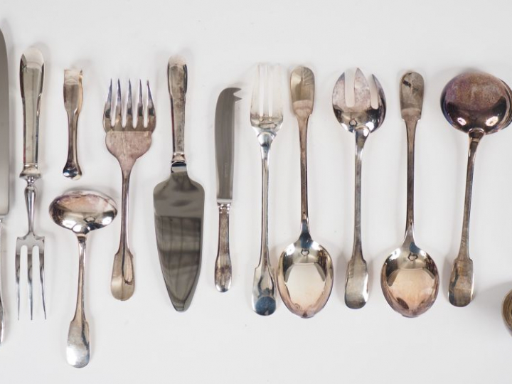 CHRISTOFLE. Ménagère en métal argenté, modèle uniplat. Comprenant :  -