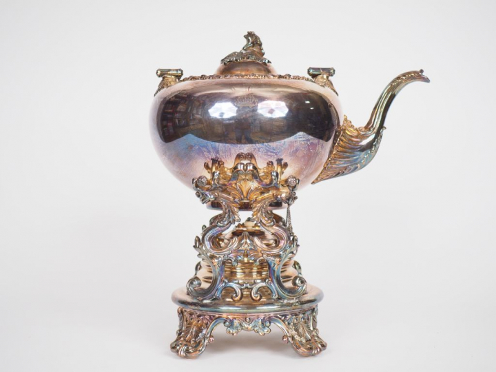 Samovar Napoléon III en métal argent, à décor de coquilles et de rince