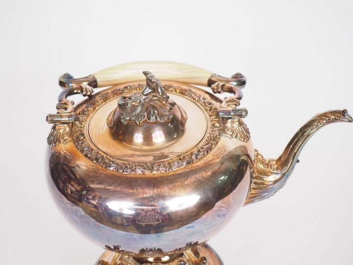 Samovar Napoléon III en métal argent, à décor de coquilles et de rince