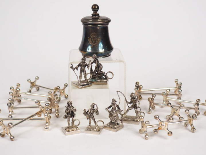 Ensemble comprenant :  - un moulin à poivre en métal argenté. M.O : Bo