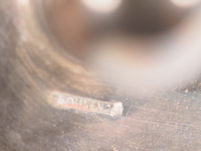 Ensemble comprenant :  - un moulin à poivre en métal argenté. M.O : Bo