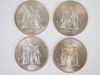 Vente aux enchères Quatre pièces de 50 Francs en argent, 1976, 1977 (x2), 1979. Poids. 11