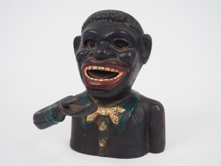 Tirelire en fonte polychrome 'Jolly Nigger Bank'. Dim. : 15,5 x 13,5 c