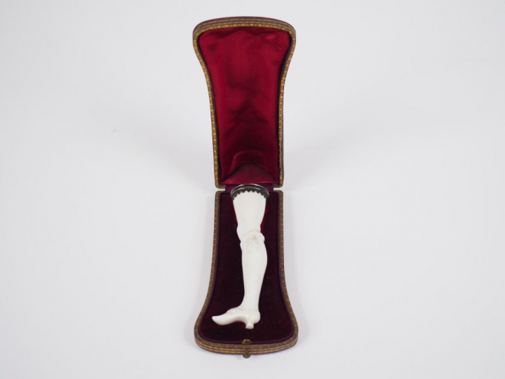Tabatière en porcelaine et argent en forme de jambe d'élégante, dans s