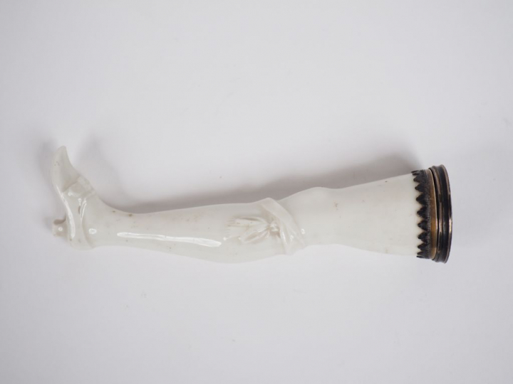 Tabatière en porcelaine et argent en forme de jambe d'élégante, dans s