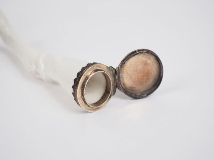 Tabatière en porcelaine et argent en forme de jambe d'élégante, dans s