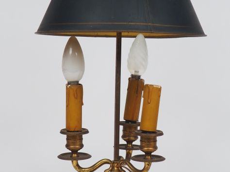 Lampe bouillotte de style Louis XVI en bronze et tôle verte éclairant 